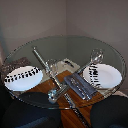 Room With King Bed In Shared 3 Bedroom Downtown Монреаль Экстерьер фото