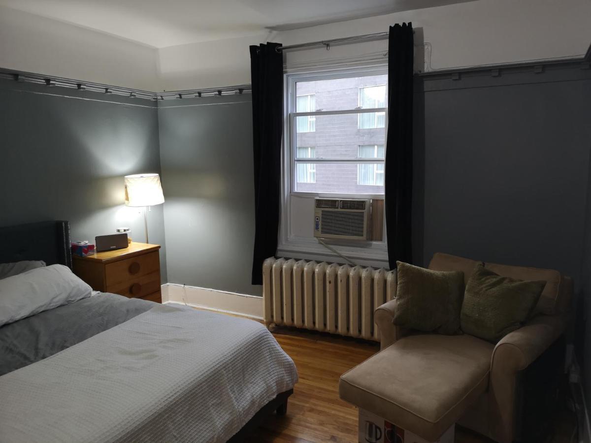 Room With King Bed In Shared 3 Bedroom Downtown Монреаль Экстерьер фото