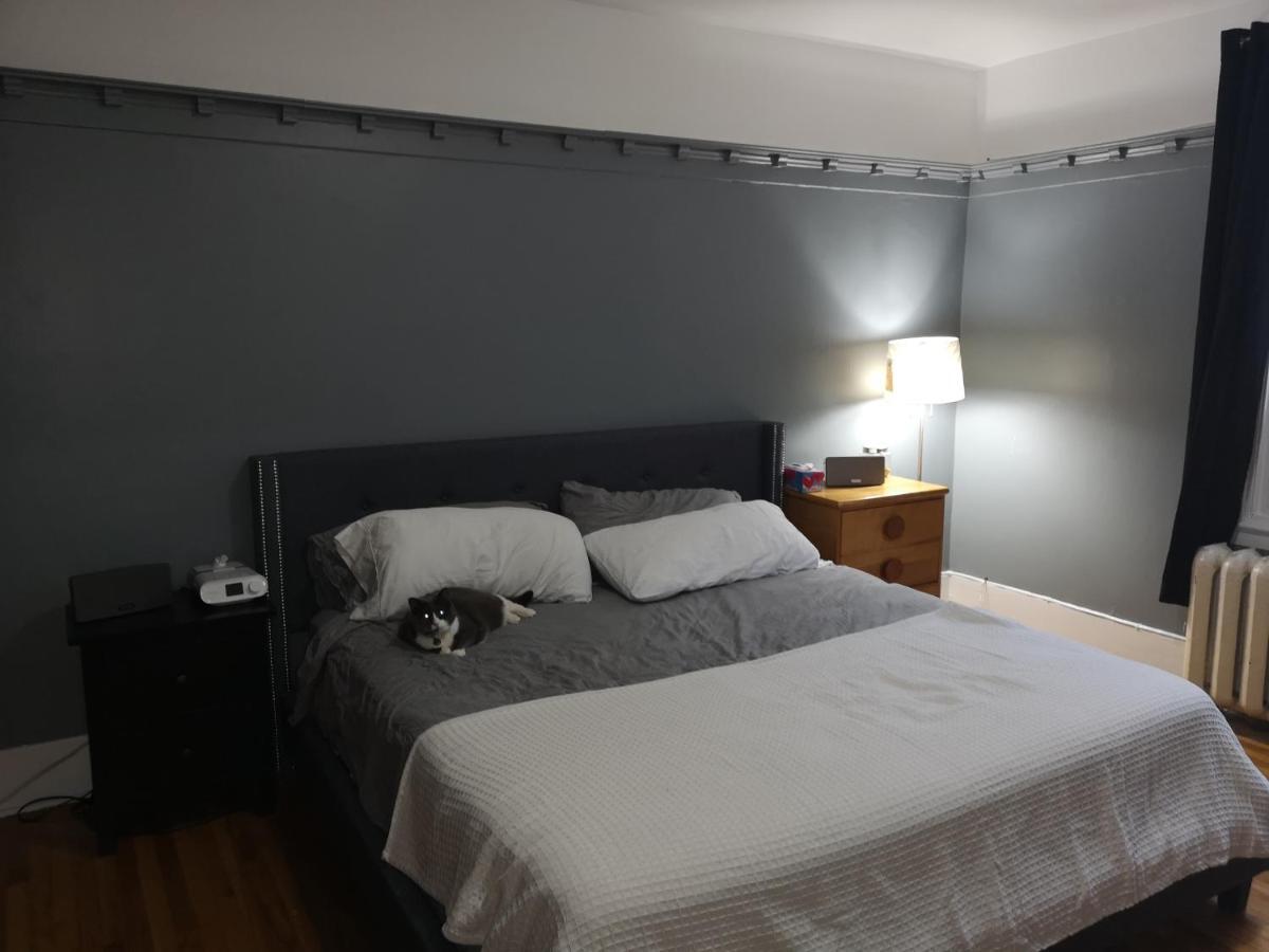 Room With King Bed In Shared 3 Bedroom Downtown Монреаль Экстерьер фото